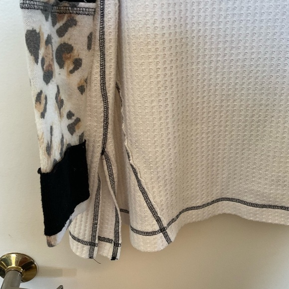 We The Free Living Leopard V-Neck Long Sleeve Thermal in Size Small - Picture 6 of 9